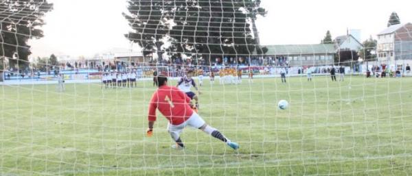 Cruz del Sur, afuera por penales