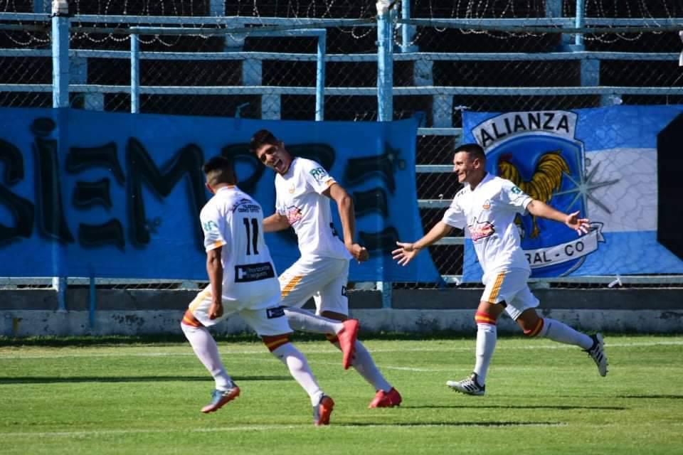 Cruz del Sur obtuvo un hist&oacute;rico triunfo y es l&iacute;der en el Regional Federal