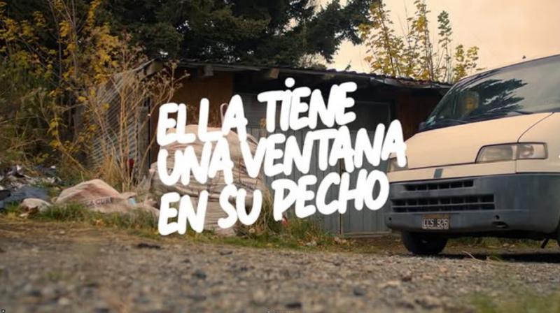 ELLA TIENE UNA VENTANA EN SU PECHO